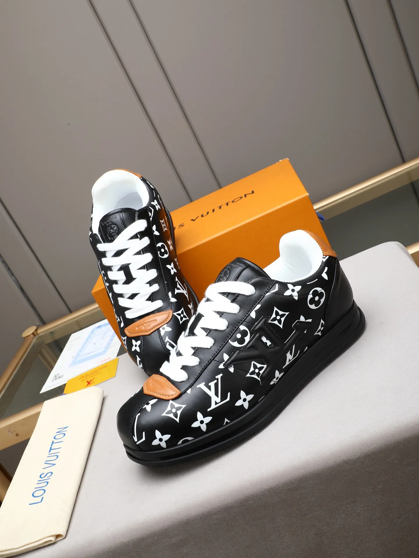 PP560 LV Louis Vuitton L Jialu Brand Runner Tatic Series Thick-soled Casual Sports Shoes Running Shoes Original purchase, development and production This LV Runner Tatic sports shoe combines technical materials such as mesh fabric and ribbons to interpret the inspiration of traditional mountaineering shoes. LV letters are written on one side, the lariat buckle of the quick lacing system is embellished with Monogram flowers and Louis Vuitton logos, and the light and wear-resistant rubber outsole completes the whole. ▪️Fabric: Original imported cowhide + mesh ▪️Inner lining: Original customized breathable mesh ▪️Sole: Original open-molded anti-slip rubber combination material ▪️Size: Men's 38-44 (customized for 45 and 46)